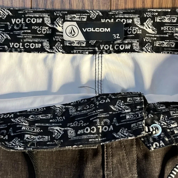 SOLD Men’s Volcom swim shorts size 32 - Picture 4 of 7